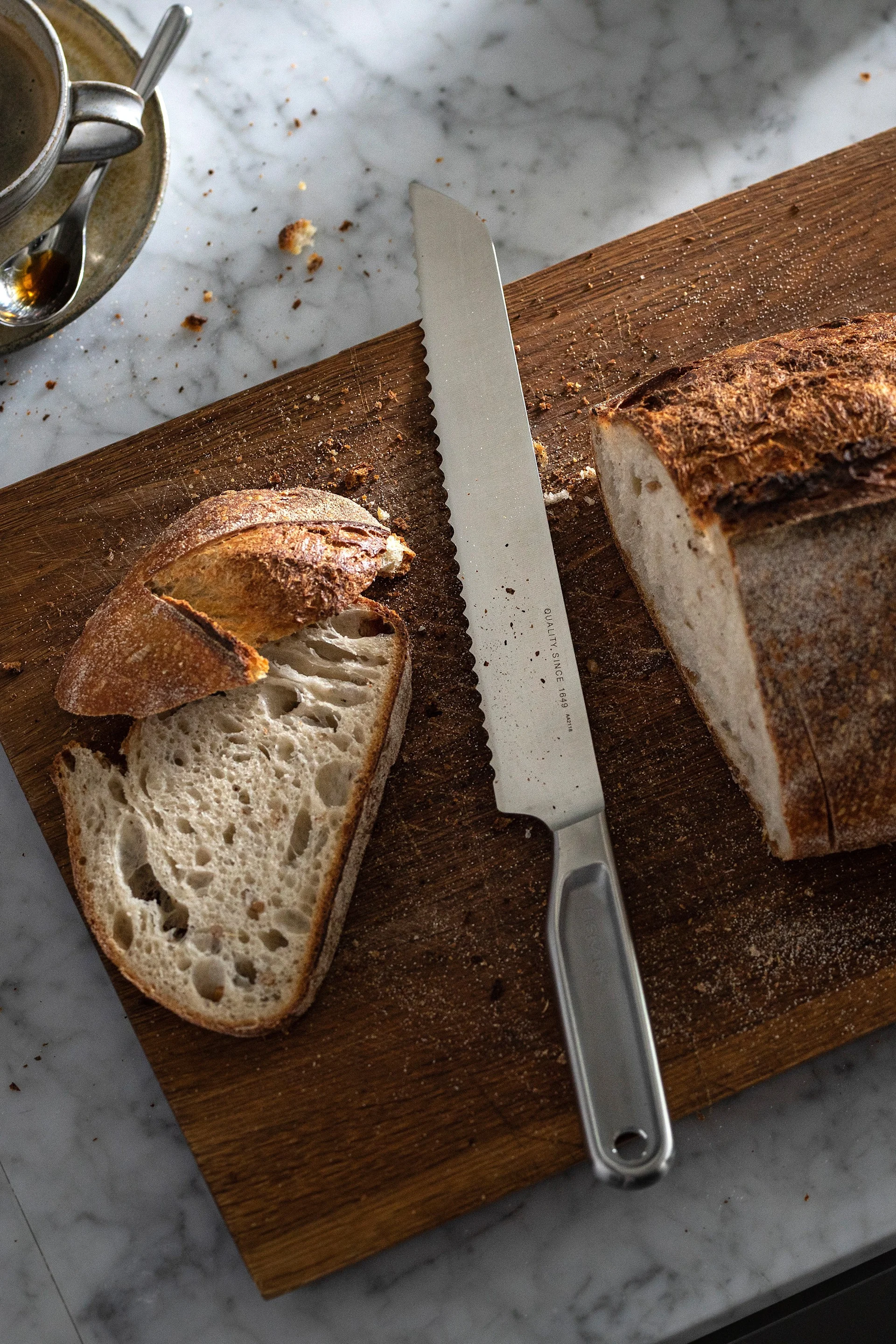 Das All Steel Küchenmesser von Fiskars ist vielseitig einsetzbar, wie hier beispielsweise zum Vorbereiten von Zimtschnecken, was es zu einem tollen Geschenk zum Vatertag macht.