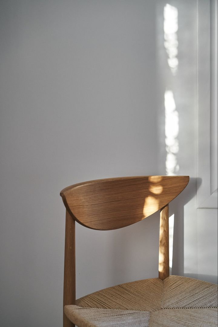 Der Drawn Stuhl HM3 von &tradition ist ein großartiges Beispiel für eine Einrichtung, die mit ihren klaren Linien und der handgeflochtenen Sitzfläche zum Japandi-Stil passt.