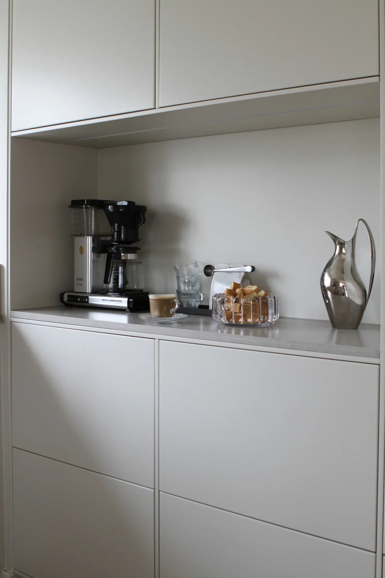 Die Influencerin @moeofsweden hat sich zu Hause eine Kaffeebar eingerichtet mit dem Moccamaster, einer Kaffeetasse und der HK Kanne von Georg Jensen.