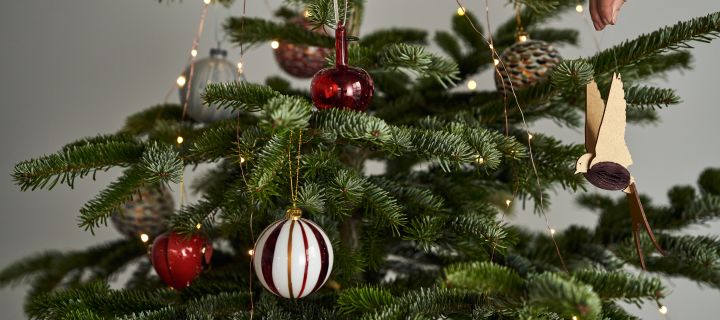 Dekorieren Sie Ihren Baum dieses Jahr mit dem Weihnachtsbaumschmuck 2021 in den 4 verschiedenen Stilen der Nest Trends – Boost, Cultivate, Nurture und Share. Hier sehen Sie den Sagalin Bird Ornament Weihnachtsanhänger von Bloomingville.