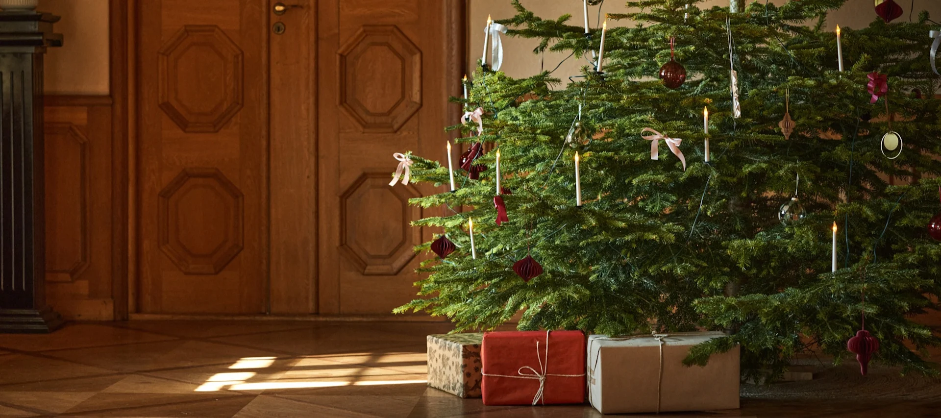 Dekorieren Sie Ihren Baum dieses Jahr mit dem Weihnachtsbaumschmuck 2021 in den 4 verschiedenen Stilen der Nest Trends – Boost, Cultivate, Nurture und Share. Hier sehen Sie den Sagalin Bird Ornament Weihnachtsanhänger von Bloomingville.