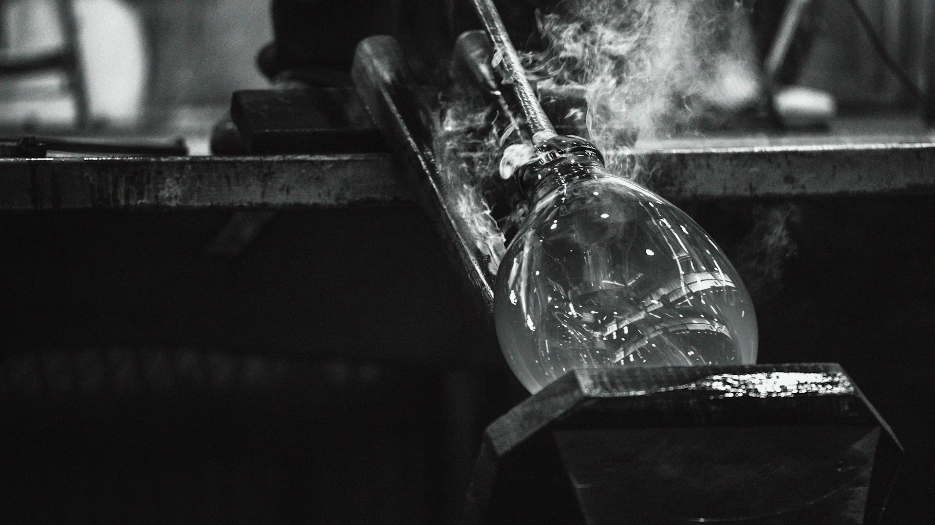 Hier sehen Sie die Herstellung der Alvar Aalto-Vase von Iittala.