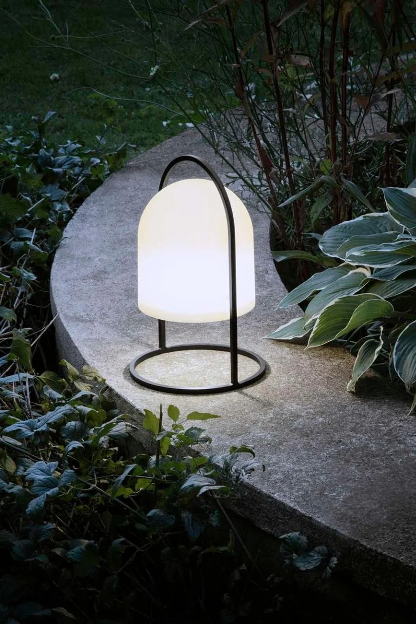 Beleuchten Sie Gartenwege mit Laternen und Windlichtern für draußen, beispielsweise mit der Solarleuchte SunLight von Eva Solo.
