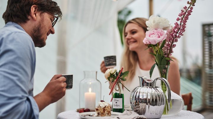 Selbst gebackene Teigwaren, Kaffee und Blumen auf dem Tisch verströmen nicht nur einen betörenden Duft, sondern versüßen auch Ihren Liebsten den Valentinstag.