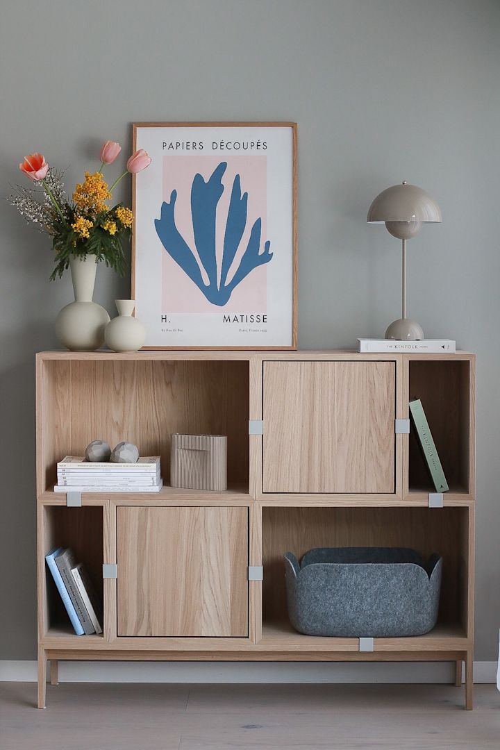 So gestalten Sie einen kleinen Flur: Inspiration von @picsbyellen, welche das Stacked Regalsystem von Muuto nutzt, um den Flur organisierter und einladender zu machen.