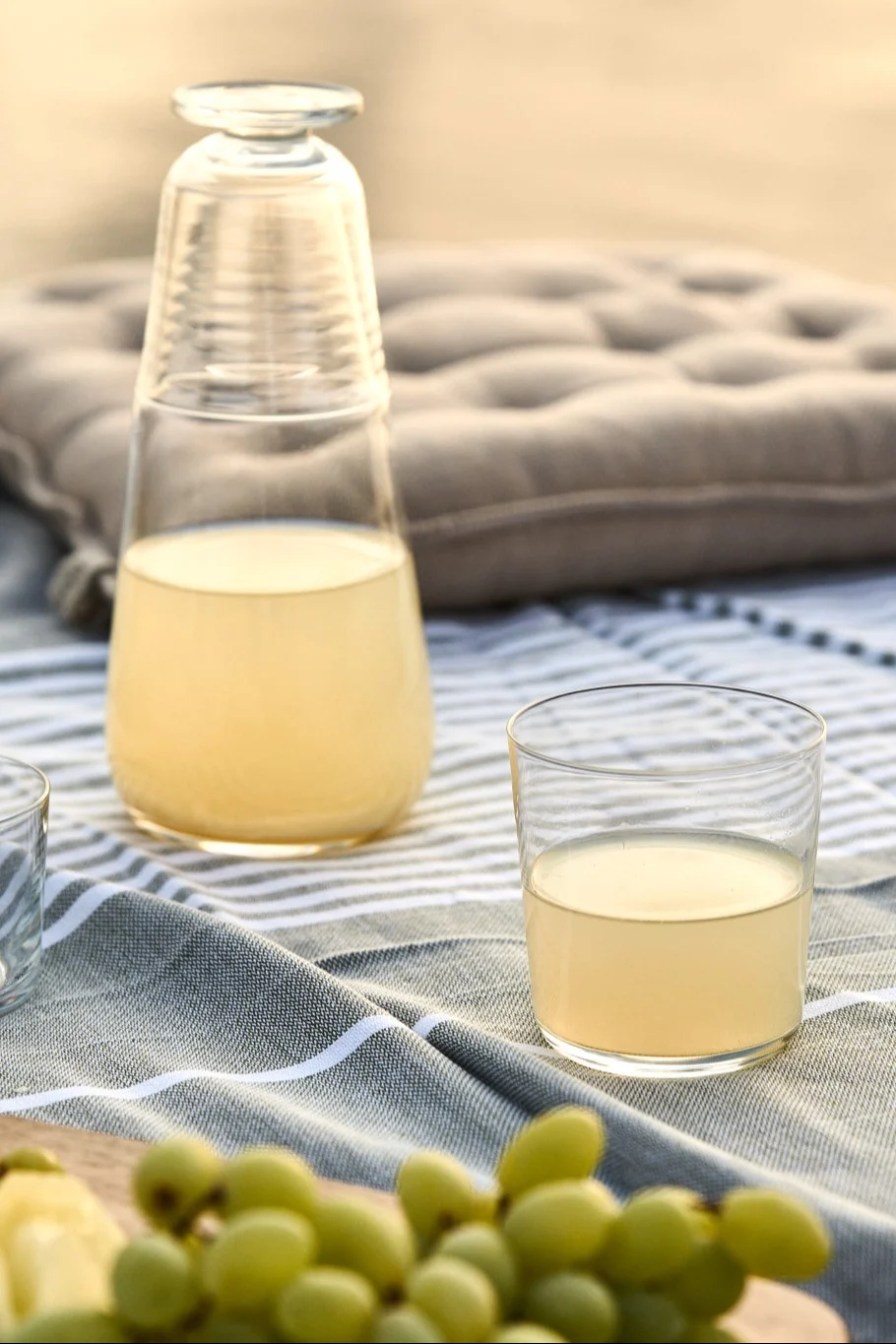 Sommerrezepte: Machen Sie diesen Sommer Ihre eigene Limonade und servieren Sie sie während des Picknicks in der Viva Karaffe von Kosta Boda und den Day to Day-Gläsern von Scandi Living.