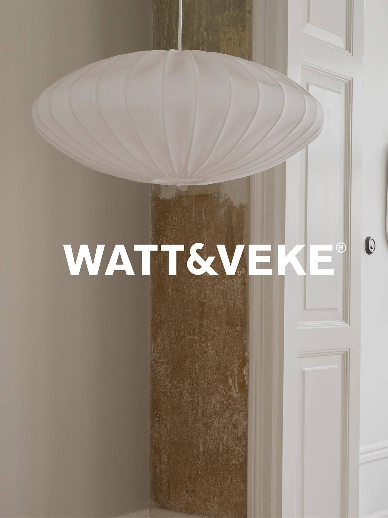 Eine weiße, plissierte, ovale Pendelleuchte in einem Raum, mit WATT&VEKE Logo.