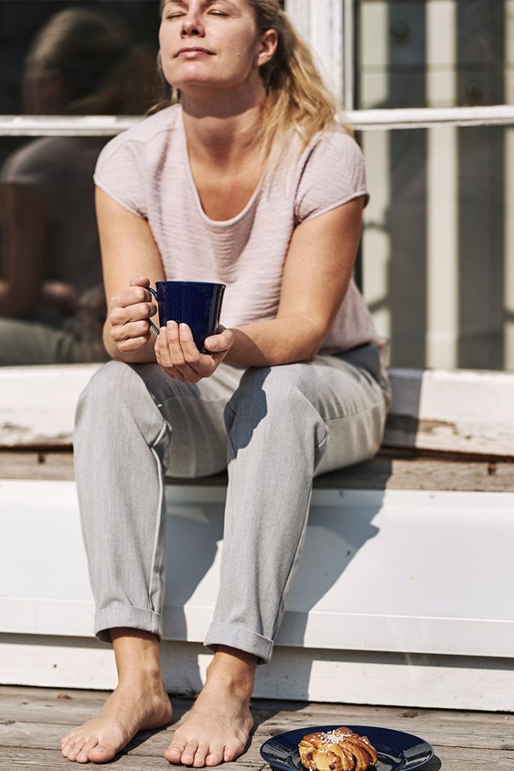 Eine ruhige Kaffeestunde auf der Veranda mit Swedish Grace Kaffeetasse und Teller von Rörstrand.