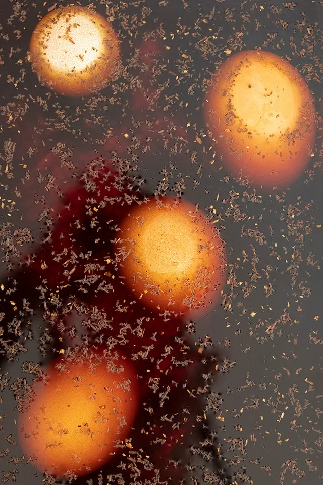 Ein Basteltipp für Ostern ist das natürliche Färben von Eiern, wie diese mit Kaffee und Rotwein gefärbten Eier.