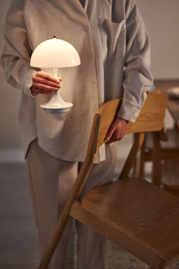 Louis Poulsen ist so viel mehr als nur Beleuchtung. Die Geschichte der Marke, ihr unvergleichliches Design und ihre Beleuchtungstechnologie haben einige unserer größten Beleuchtungsklassiker hervorgebracht, hier sehen Sie die Panthella Tischleuchte von Verner Panton in tragbarer Form.