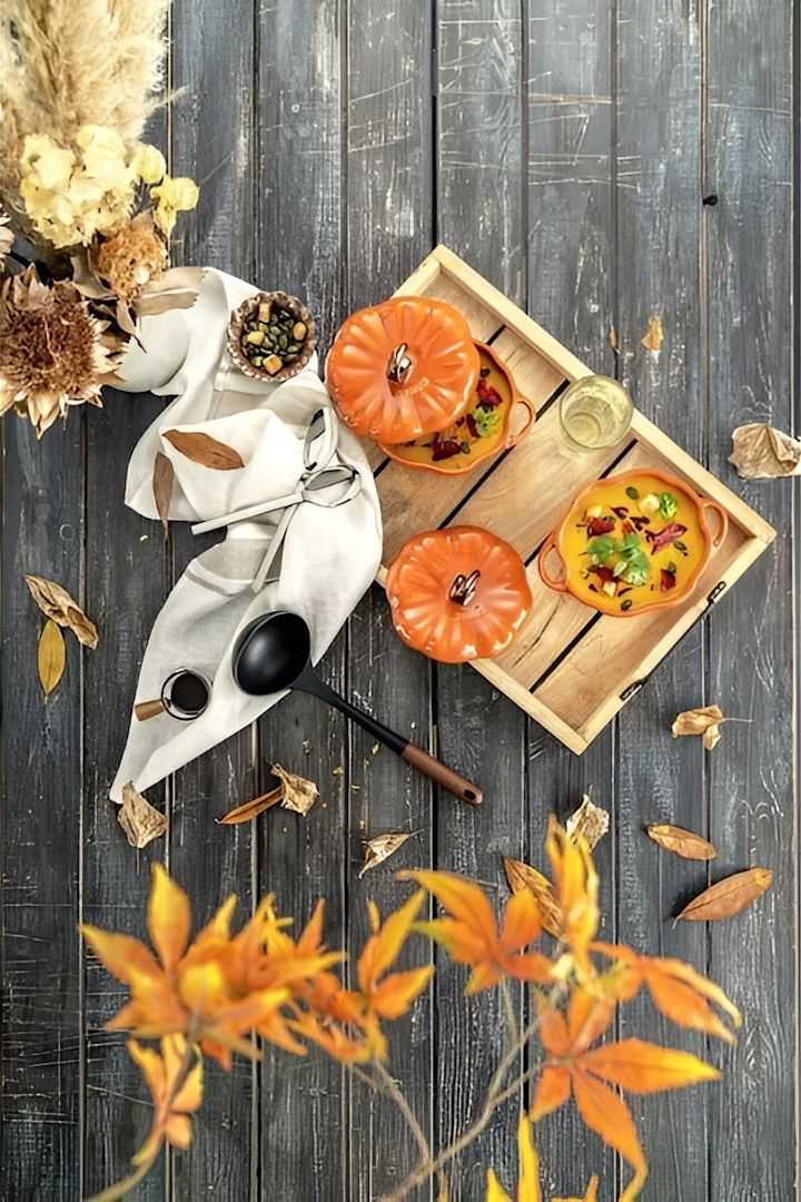In unserer Herbst To-do-Liste geben wir Ihnen zahlreiche Tipps, was Sie diesen Herbst Skandinavisches machen können – zum Beispiel eine Kürbissuppe in der kürbisförmigen Form von Staub zu servieren.