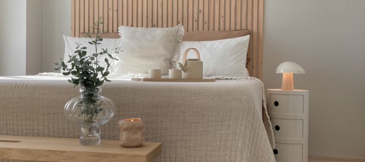 Ein Schlafzimmer in skandinavischem Stil mit neutralen Beigetönen und natürlichem Holz.