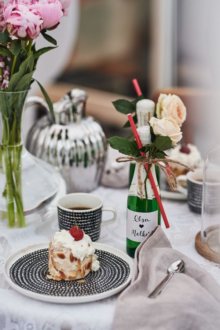 Bei einem besonderen Kaffee-Date zu zweit ist die Marimekko Kaffeetasse und ein kleiner Teller, die richtige Wahl für den Valentinstag. 