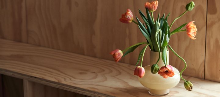 Bei den Einrichtungstrends des Frühjahrs 2024 dreht sich alles um Farbe, klobiges Porzellan und auffällige Details, und wir dekorieren gerne mit einer farbenfrohen Vase wie Umpu von Marimekko.