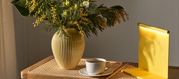 Zu den Einrichtungstrends des Frühlings 2023 gehören Farbakzente, Punkte und auffällige Vasen. Dekorieren Sie daher beispielsweise mit einer farbenfrohen Lampe, einer gepunkteten Tasse und einer leuchtend gelben Vase!