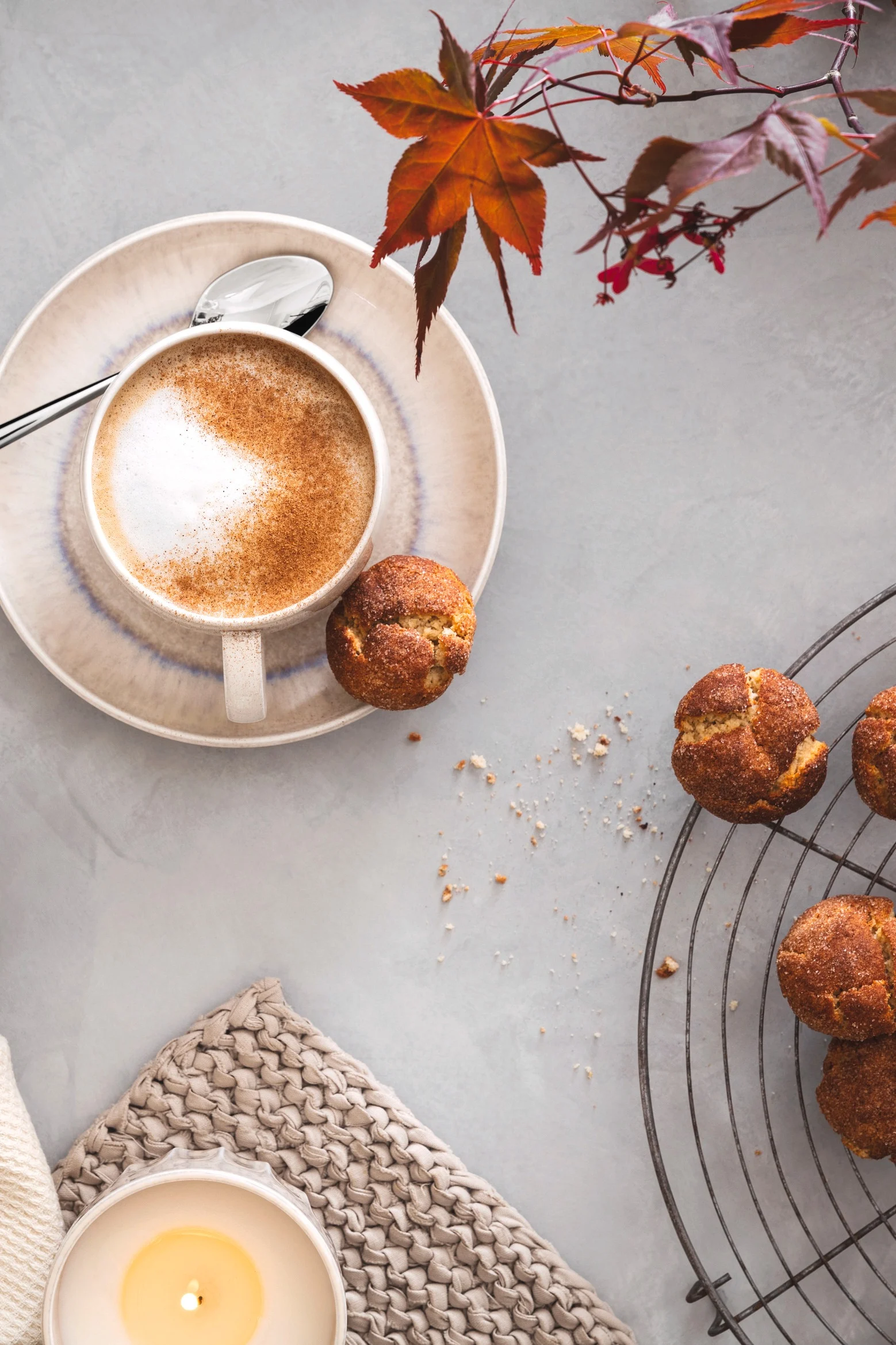 Fika in Schweden: Servieren Sie den Kaffee in einer hübschen Tasse wie der Perlemor Kaffeetasse von Villeroy & Boch, reichen Sie dazu kleine Küchlein und zünden Sie eine Kerze an.