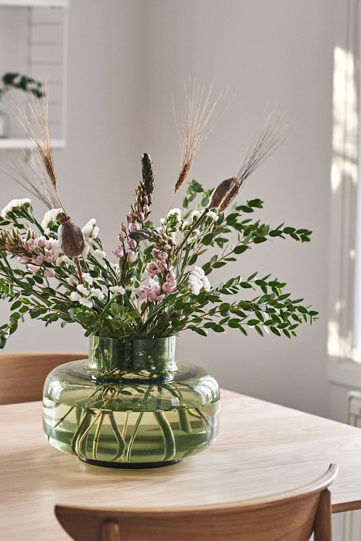 Holen Sie sich einen der Einrichtungstrends des Frühlings 2023 mit der auffälligen Urna Vase in Grün von Marimekko nach Hause!