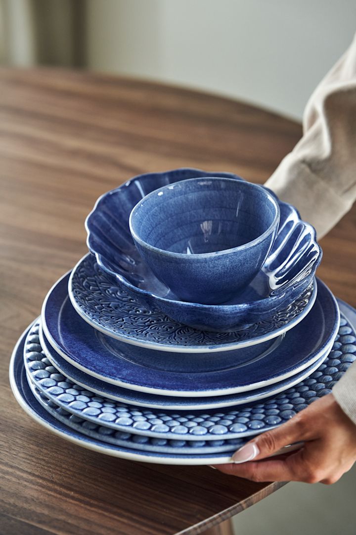 Schalen und Teller in Blau aus den Serien Mateus MSY, Oyster, Lace, Basic und Bubbles.
