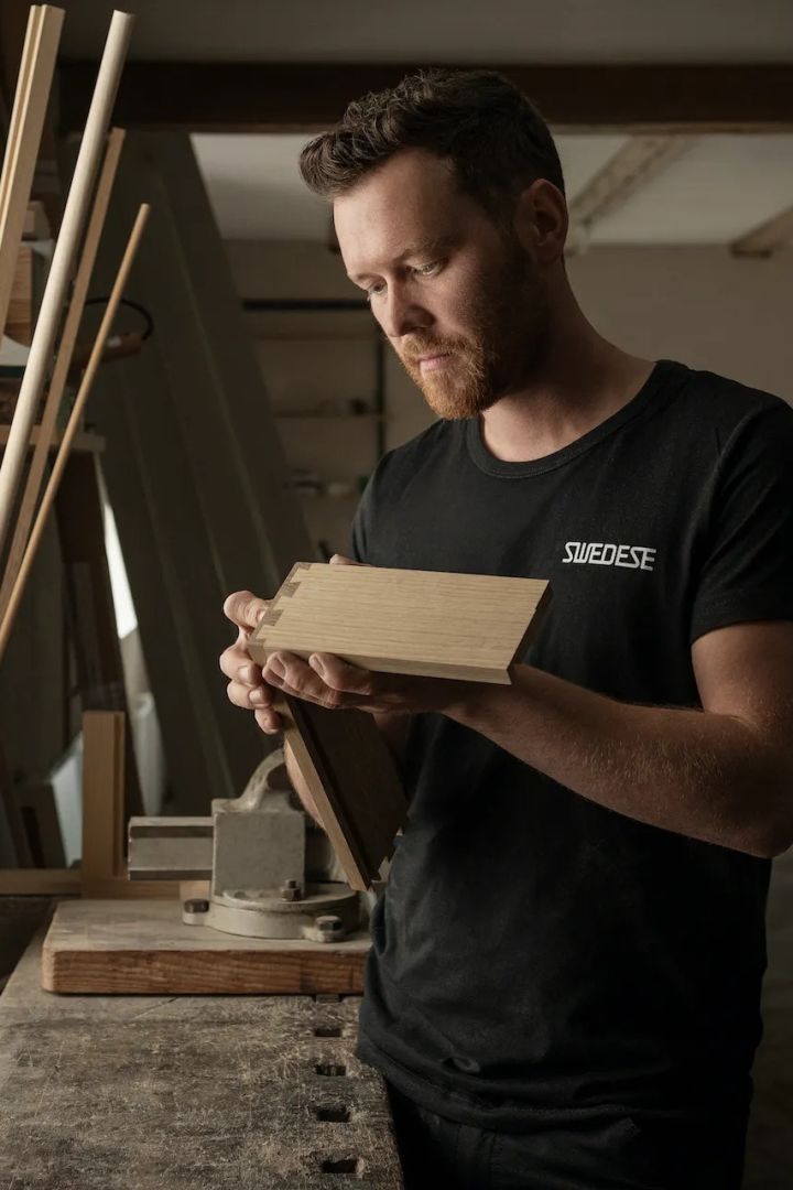 Ein Mann, der Möbel in Swedeses Möbelfabrik in Schweden herstellt.
