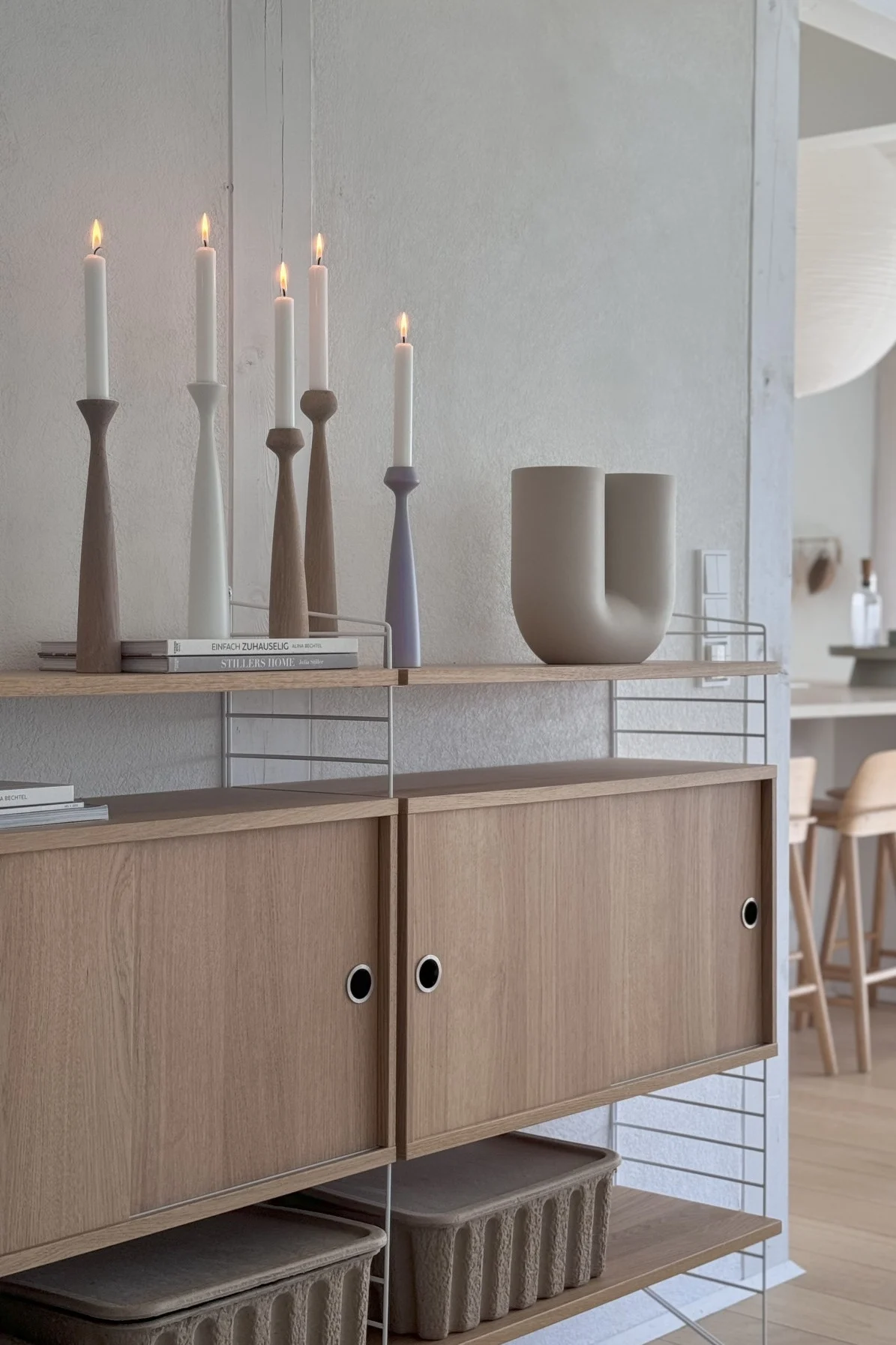 Die richtige Dekoration sorgt für Alina von @zuhauselig für den letzten Schliff, sie hat hier die Blossom Lily Kerzenständer von applicata und die Kink Vase von Muuto auf Ihrem String-Regal in Szene gesetzt.