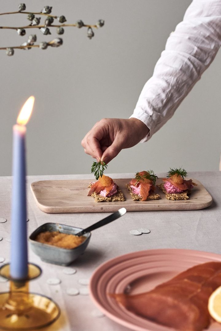 Lachs-Rote-Bete-Canape mit Dill, eines der vier einfachen Vorspeisenrezepte für Ihre Silvesterparty.