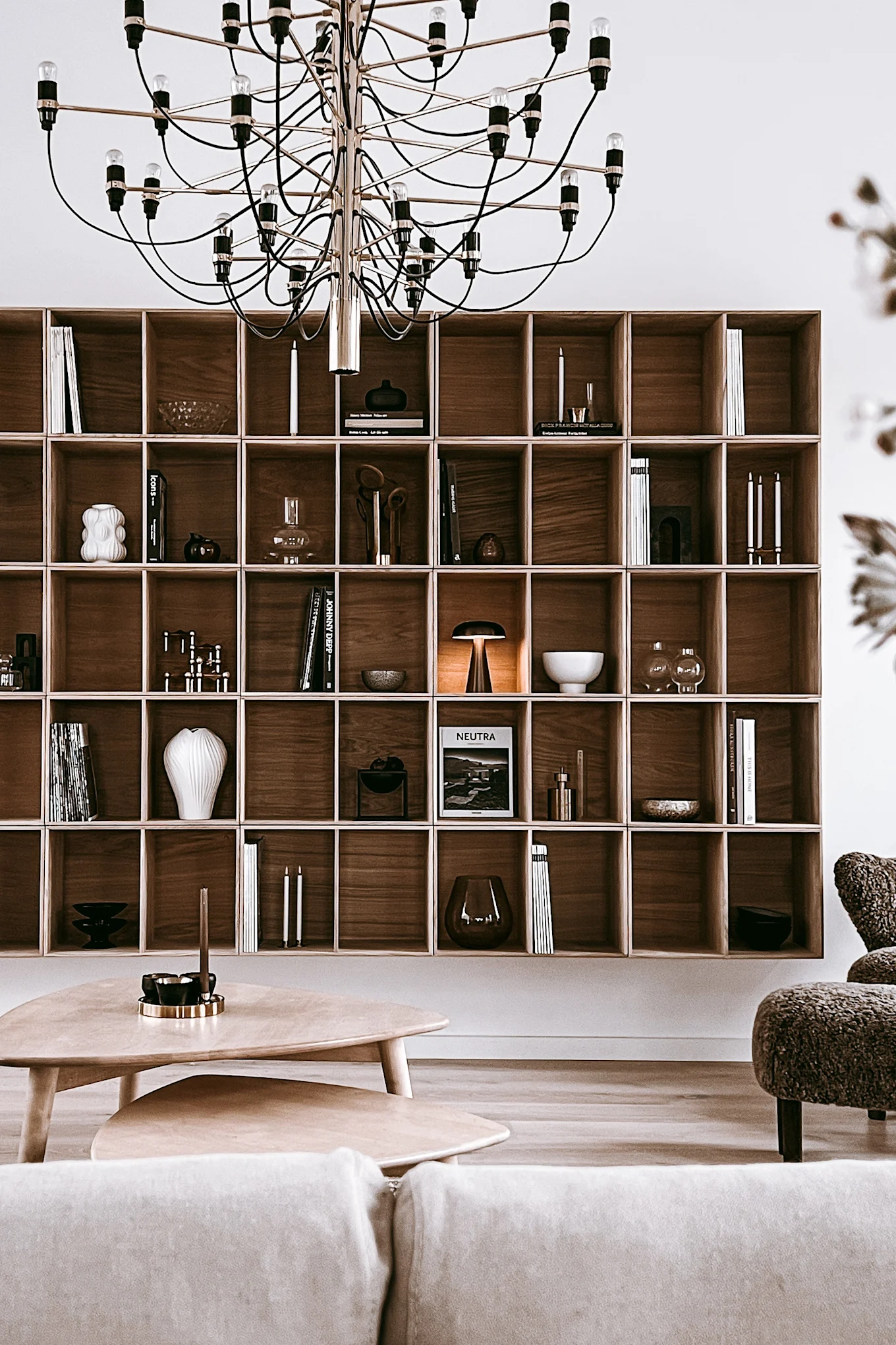Deko-Ideen für Ihr Bücherregal: Inspirationen aus dem Haus von Anela Tahirovic @arkihem, wo tragbare Beleuchtung, Vasen und Stillleben Tipps für ein schönes Bücherregal sind.