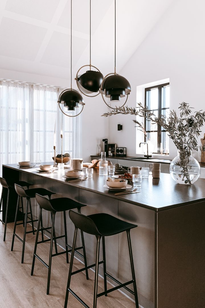 Anela Tahirovic @arkihem hat die Kücheninsel mit Form Chair Barhockern von Normann Copenhagen zusammen mit Multi-Lite Deckenleuchten von Gubi und Lines Porzellan von NJRD in Beige dekoriert.