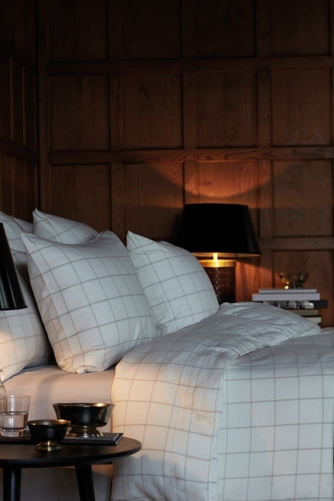 Der Hotel Light Flannel Deckenbezug von Lexington, hier in einem gemütlichen Schlafzimmer, ist ein perfektes Hochzeitsgeschenk.