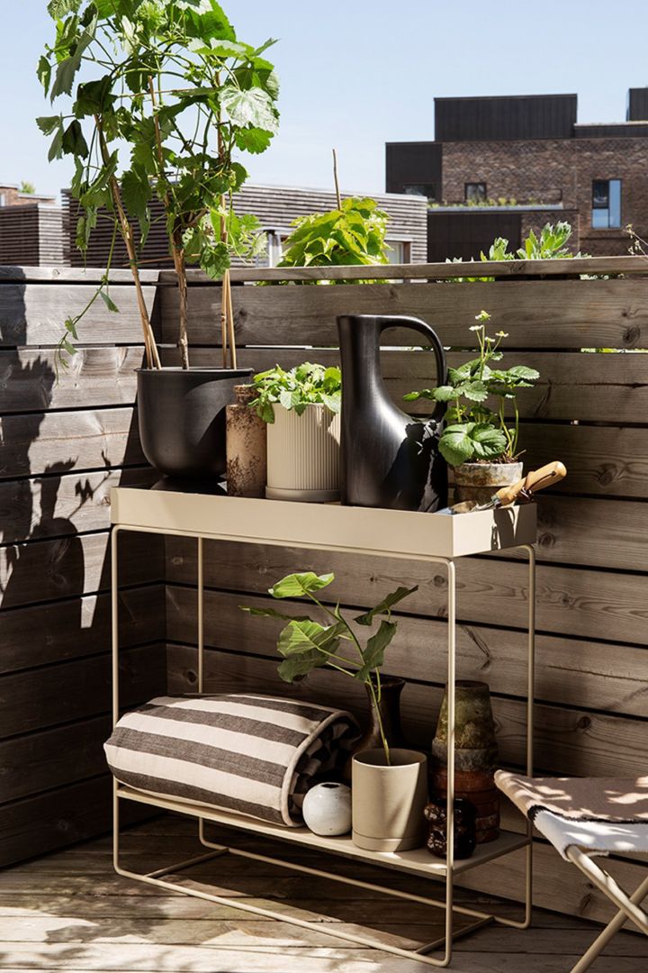 Nutzen Sie die stylische und praktische Plant Box von ferm LIVING, um Ihre Pflanzen darauf zu platzieren.
