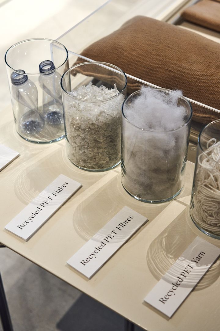 Hier sehen Sie Glasgefäße, welche mit sämtlichen recycelbaren Materialien gefüllt sind im Showroom von ferm LIVING in Kopenhagen, Dänemark.