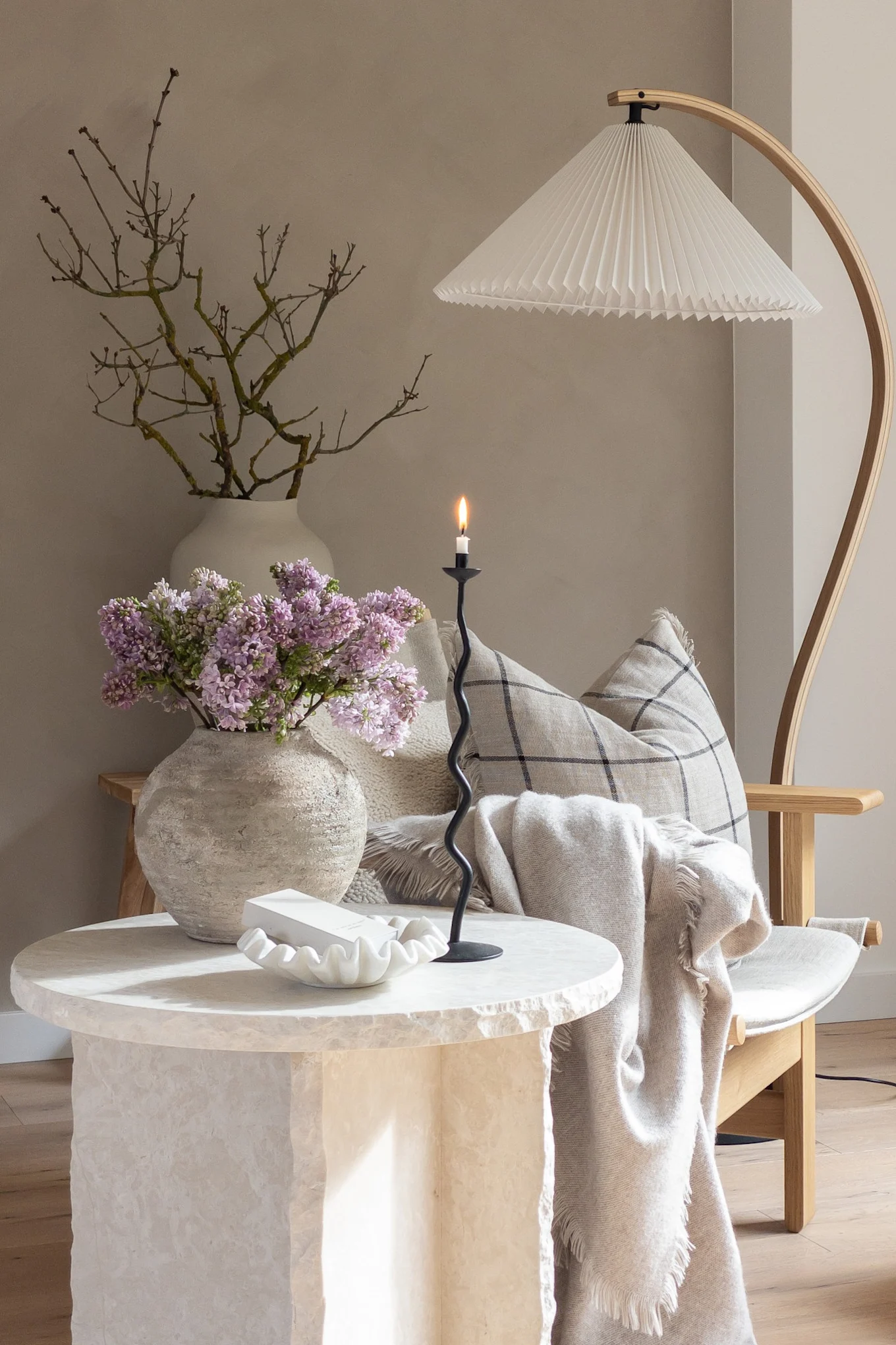 Kreieren Sie ein skandinavisches Zuhause mit natürlichen Materialien. Hier sehen Sie die Gubi Timberline Stehleuchte und den Mineral Beistelltisch von Ferm Living. 