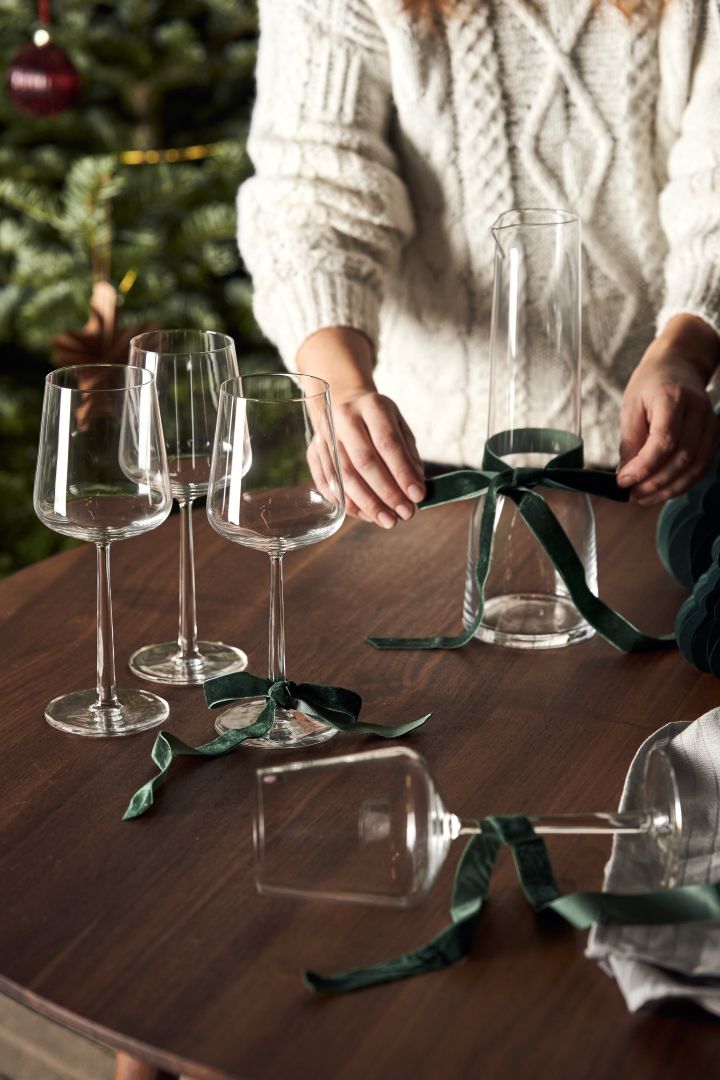 Geschenkideen zu Weihnachten: Hier sehen Sie vier Rotweingläser aus der Essence-Kollektion von Iittala mit der zugehörigen Karaffe.