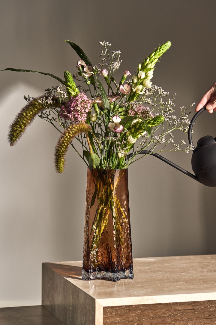 Farbenfrohe Accessoires gehören zu den Einrichtungstrends des Frühlings 2023, so auch beispielsweise die Gry Vase von Cooee Design in der Farbe Cognac.