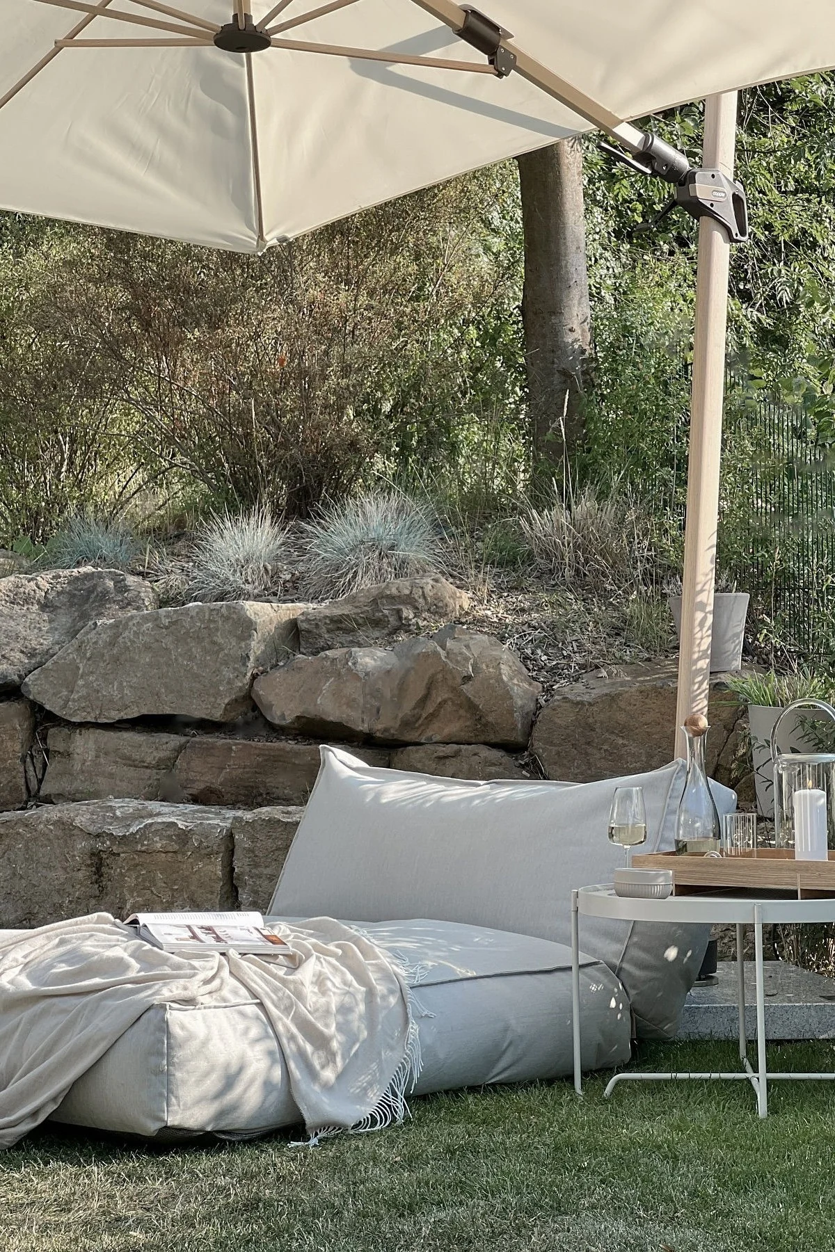 Die Influencerin @zuhauselig sich eine gemütliche Ecke in ihrem Garten mit dem Stay Daybed von Blomus eingerichtet und liegt somit absolut im Trend bezüglich ihrer Gartenmöbel.