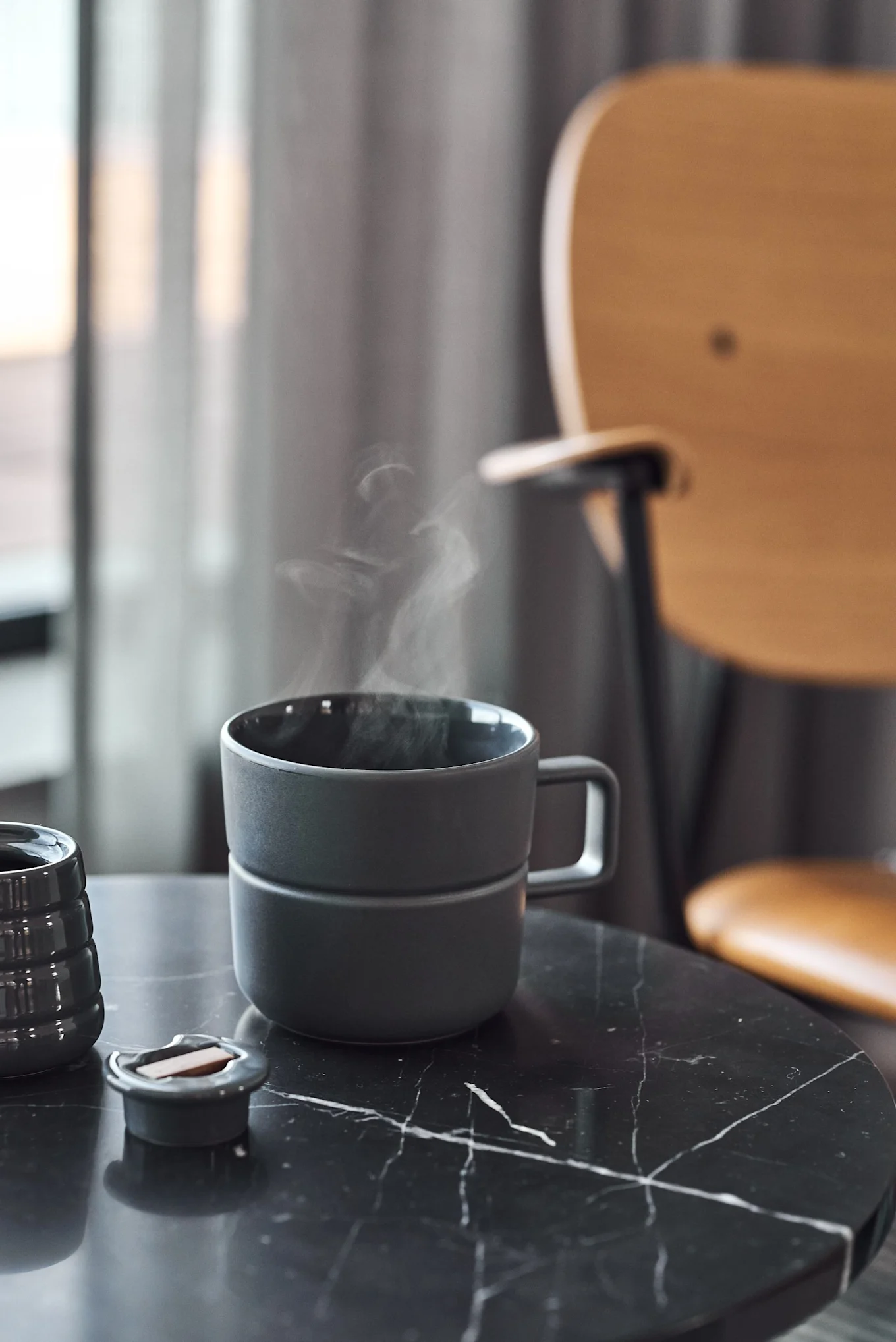 Die Lines Tasse von NJRD eignet sich hervorragend als Geschenk zum Vatertag.