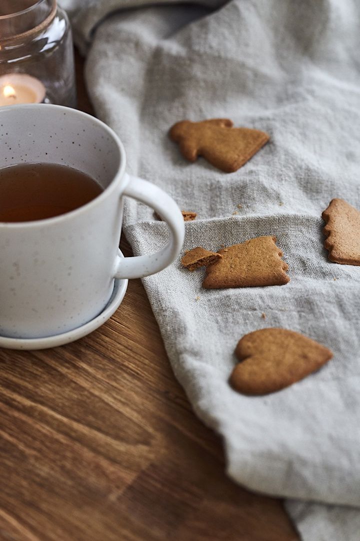 ERNST-Tasse mit Untertasse und Lebkuchen auf einem Küchentuch. 