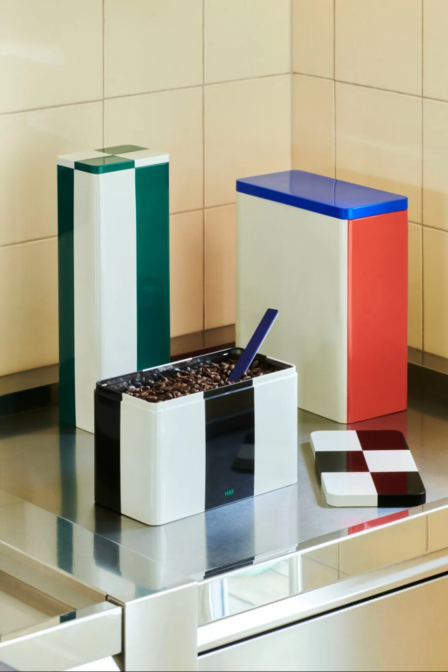 Mit den farbenfroh gemusterten Blechdosen von HAY können Sie die Vorratskammer organisieren und beispielsweise Kaffee aufbewahren.