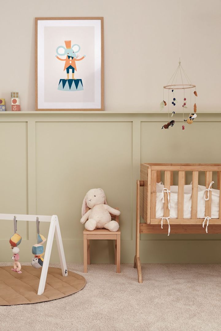 Mobiles helfen nicht nur der Koordination des Babys, sondern runden die Kinderzimmer-Einrichtung zusätzlich ab. Das Edvin mobil Mobile von Kid's concept besteht aus aus natürlichen Materialien gefertigten Blättern, Beeren, Bienen und Ameisen.