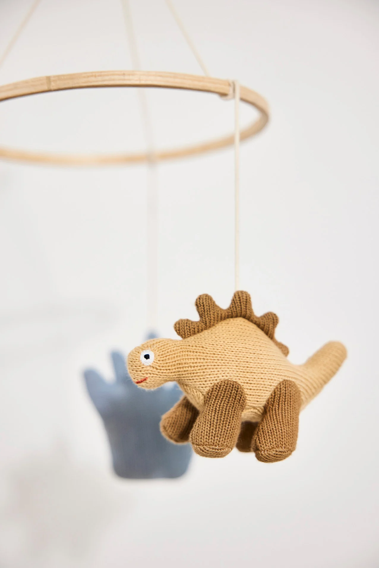 Mobiles helfen nicht nur der Koordination des Babys, sondern runden die Kinderzimmer-Einrichtung zusätzlich ab. Das Dino-Mobile von OYOY zeigt verschiedene Dinosaurier-Arten.