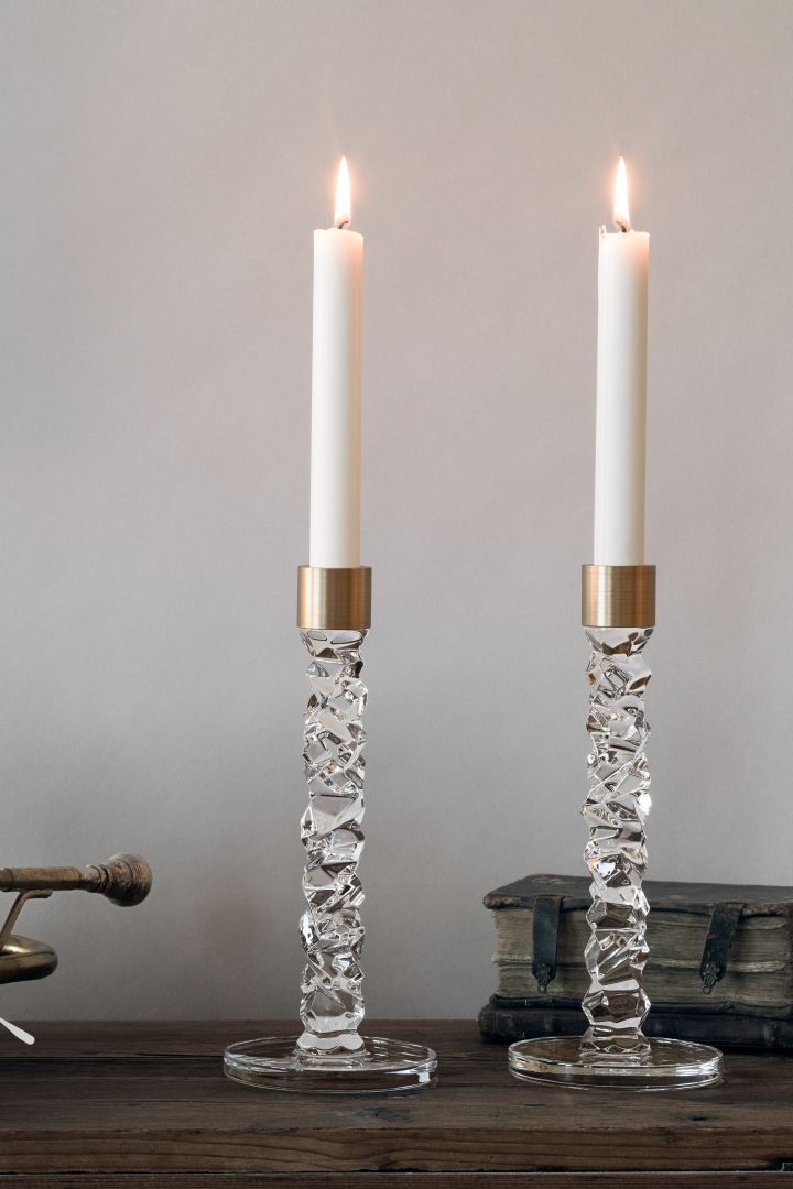 Diese eleganten Kristallglas-Kerzenhalter von Orrefors sind die perfekte Geschenkidee zum Jahrestag für Paare, die skandinavisches Interior Design lieben. 