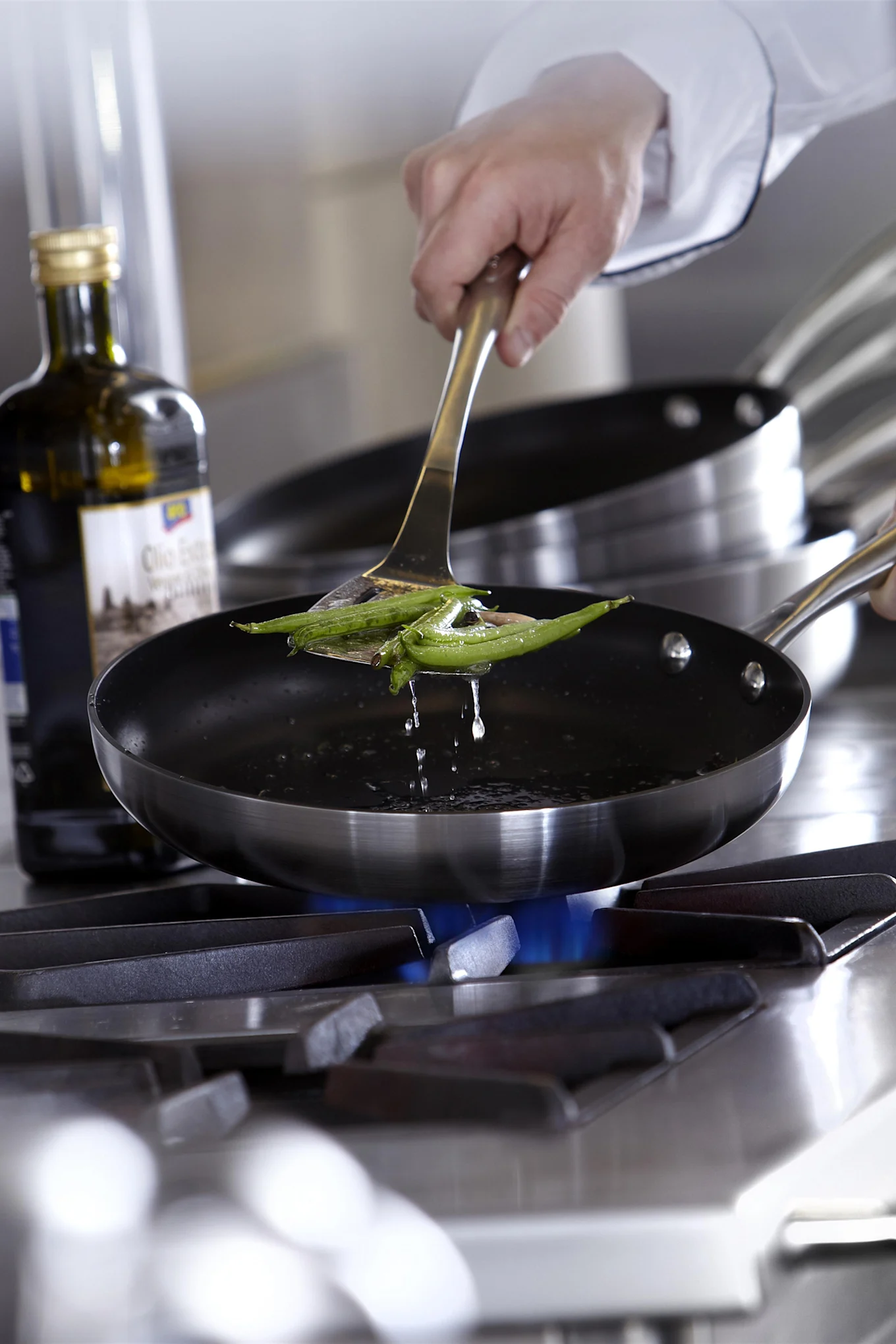 Geschenkideen zu Weihnachten: Für Hobbyköche eignet sich eine Pfanne bestens als Weihnachtsgeschenk, hier sehen Sie eine Pfanne von Fiskars aus der Norden-Serie, in welcher Köttbullar zubereitet wurden.