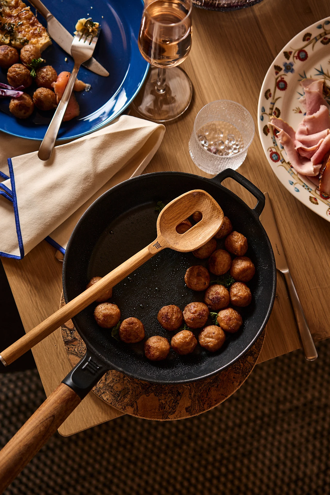 Geschenkideen zu Weihnachten: Für Hobbyköche eignet sich eine Pfanne bestens als Weihnachtsgeschenk, hier sehen Sie eine Pfanne von Fiskars aus der Norden-Serie, in welcher Köttbullar zubereitet wurden.