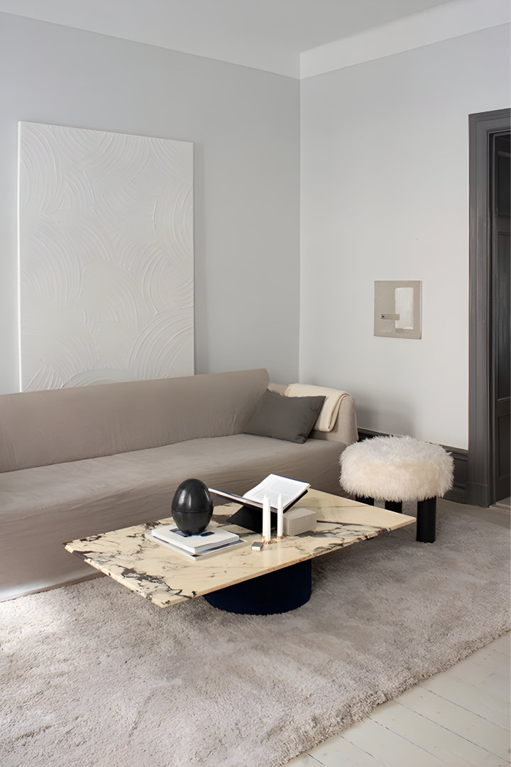 Der Fallingwater Teppich in der Farbe francis pearl beige von Layered verleiht Ihrem Wohnzimmer eine entspannte Atmosphäre.