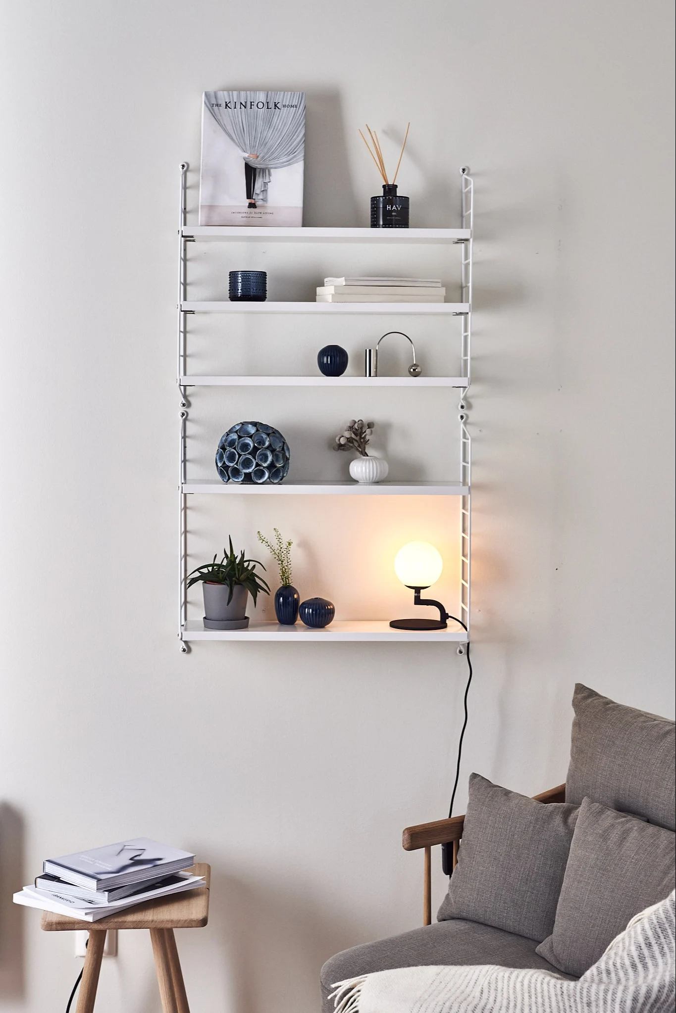 Gestalten Sie Ihre Regale in klassischem Weiß mit blauen Akzenten.