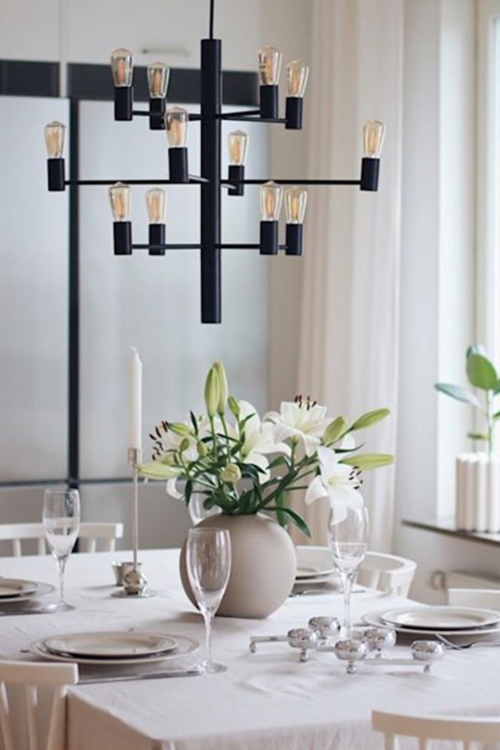 Auch die richtige Esstischlampe gehört zur optimalen Lichtplanung. Hier sehen Sie den Manola 12 Kronleuchter von Herstal im Esszimmer über dem gedeckten Tisch im Zuhause von @picsbyellen hängen.