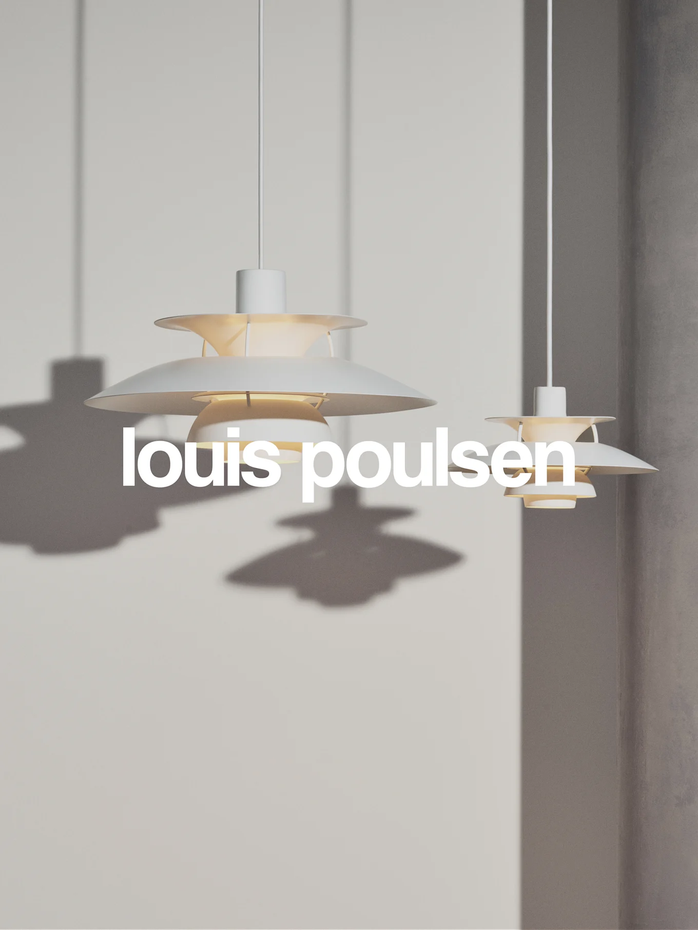Zwei weiße, mehrschichtige Pendelleuchten hängen an einer hellgrauen Wand, mit dem Text 'louis poulsen'.