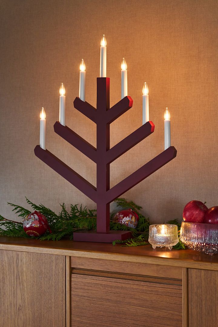 Der skandinavische Adventskerzenhalter von Scandi Living ist nicht nur sehr traditionell, sondern kommt auch in einem tollen weihnachtlichen Rot daher.