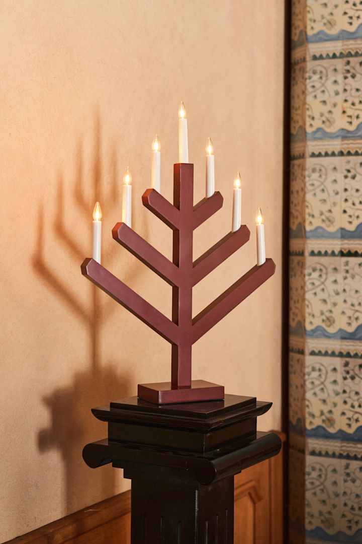Der skandinavische Adventskerzenhalter von Scandi Living ist nicht nur sehr traditionell, sondern kommt auch in einem tollen weihnachtlichen Rot daher.