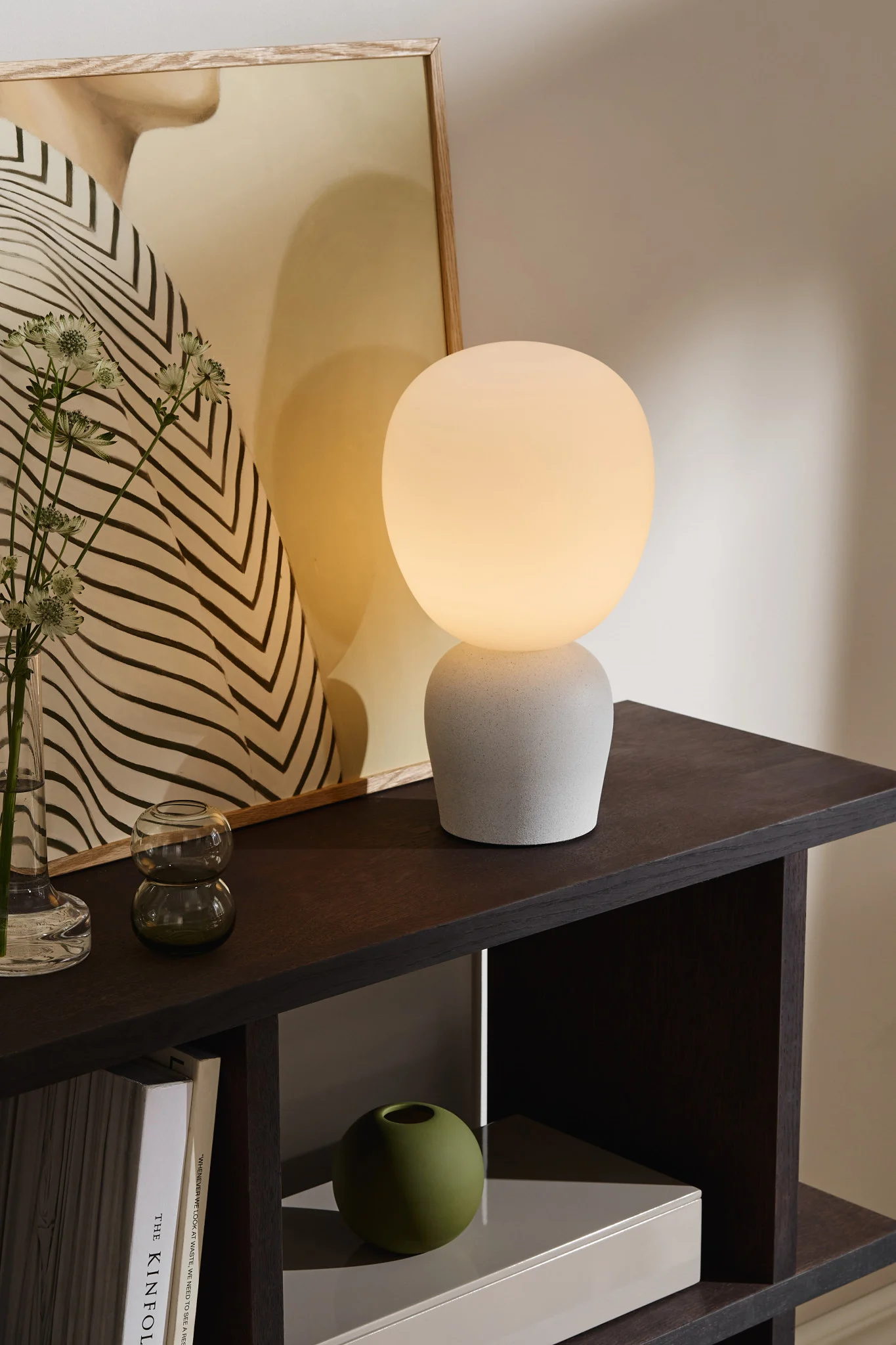 Esszimmerbeleuchtung: Verwenden Sie verschiedene Lampen wie Tischlampen, Wandlampen und Deckenlampen, um Ihr Esszimmer zu beleuchten. Hier sehen Sie die Tischleuchte Buddy mit einem Lampenschirm aus Milchglas von Belid. 