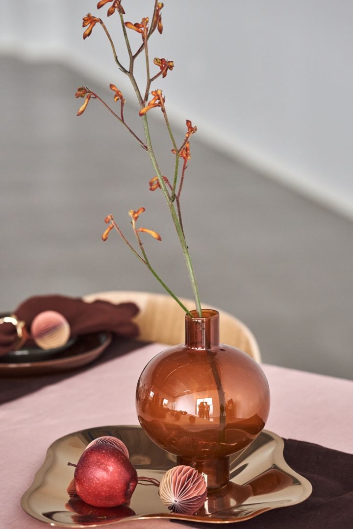 Farbige Vasen in verspielten Formen verleihen Ihrem Boost Weihnachtstisch eine besondere Atmosphäre.